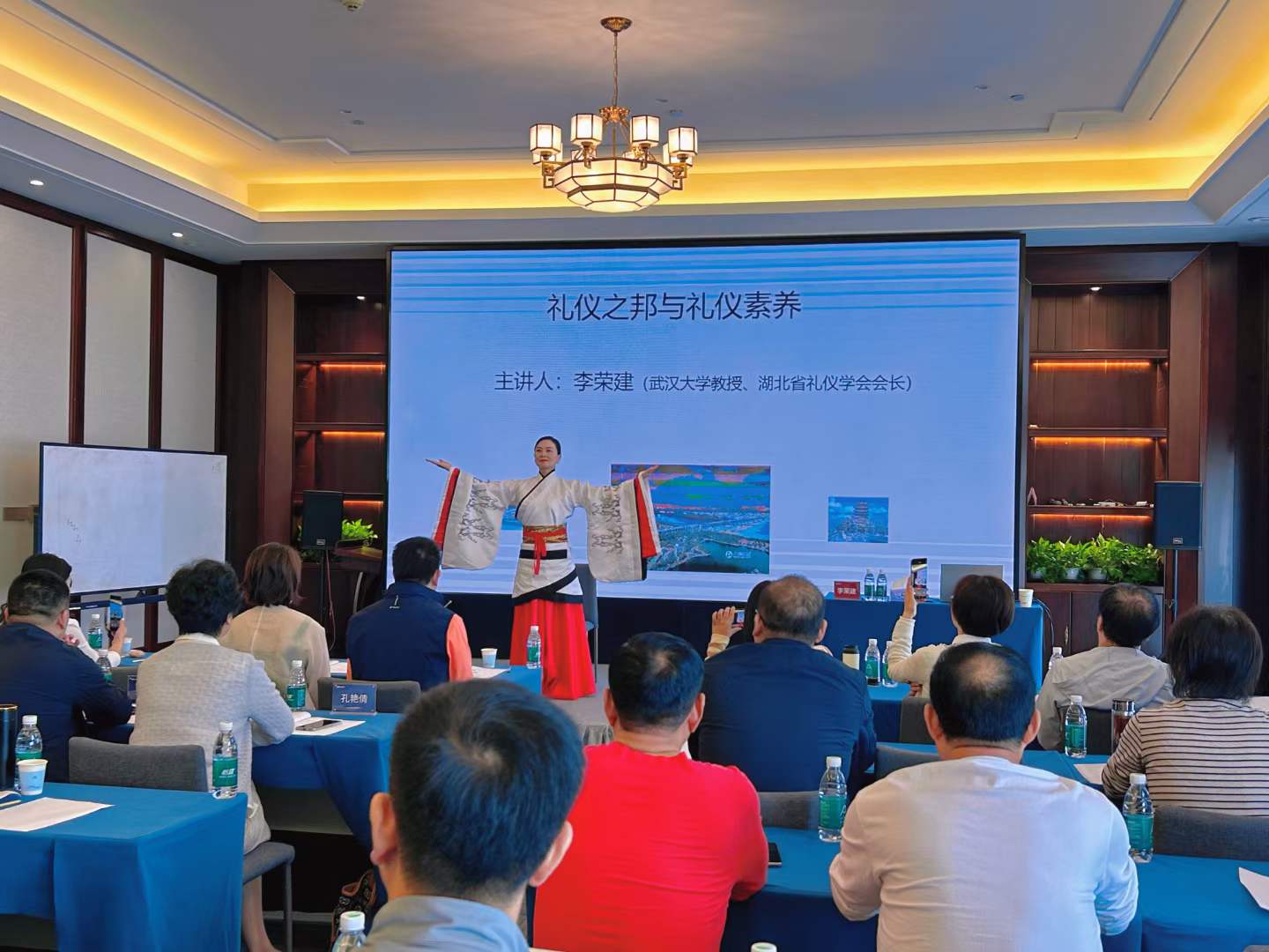 武大国学班礼仪动作展示