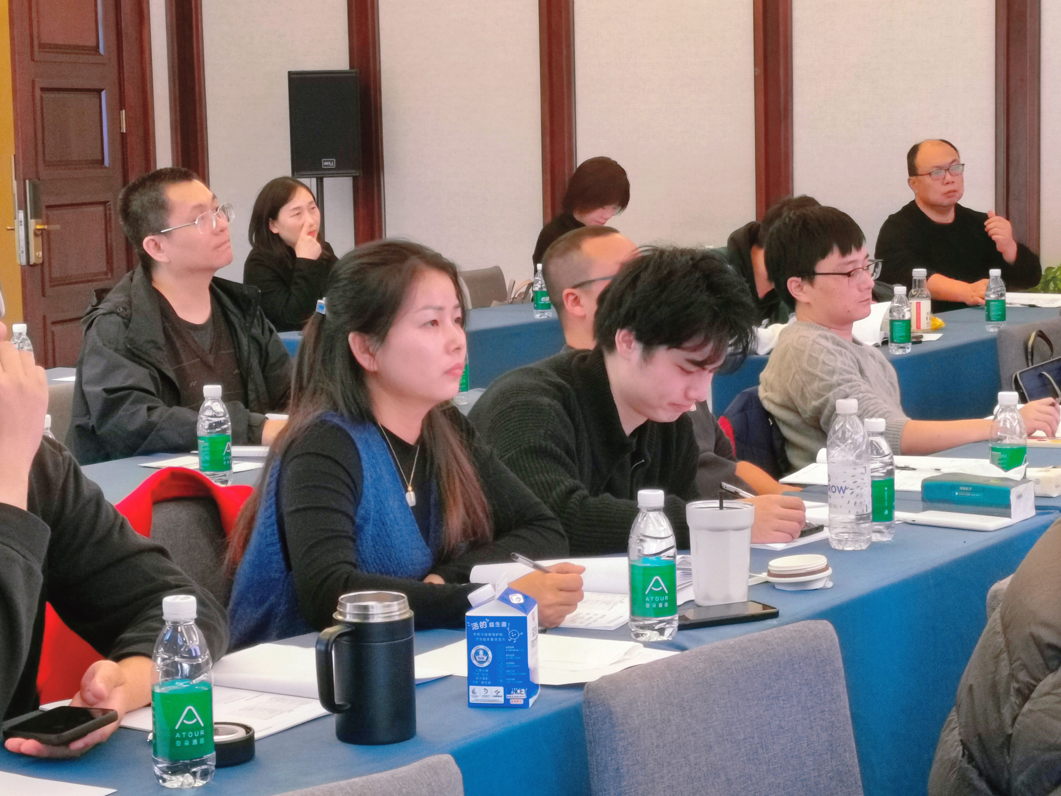 企业管理高级研修班同学们认真听课中